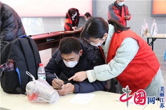 点击图片翻到下一页>> 返乡大学生成为疫情防控志愿者